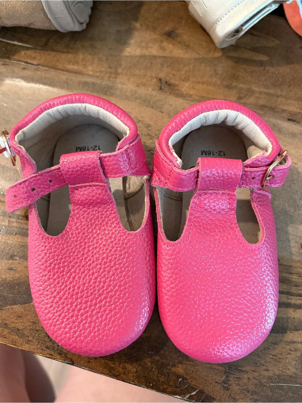 Monkey feet fuchsia baby leather shoes
